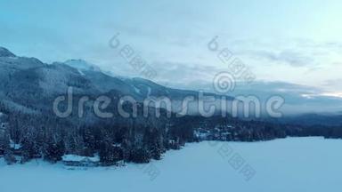 空中无人<strong>机</strong>在白雪覆盖的树木的背景下，<strong>惠</strong>斯勒山。 4K24FPS。